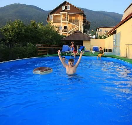 U Ruslana Guest House ガグラ エクステリア 写真